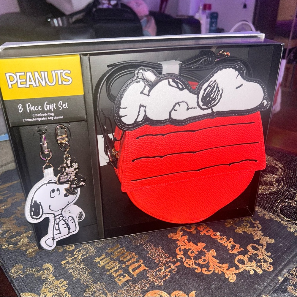 Peanuts Snoopy 3 piece holiday gift set. 
Snoopy and Woodstock purse & keychains